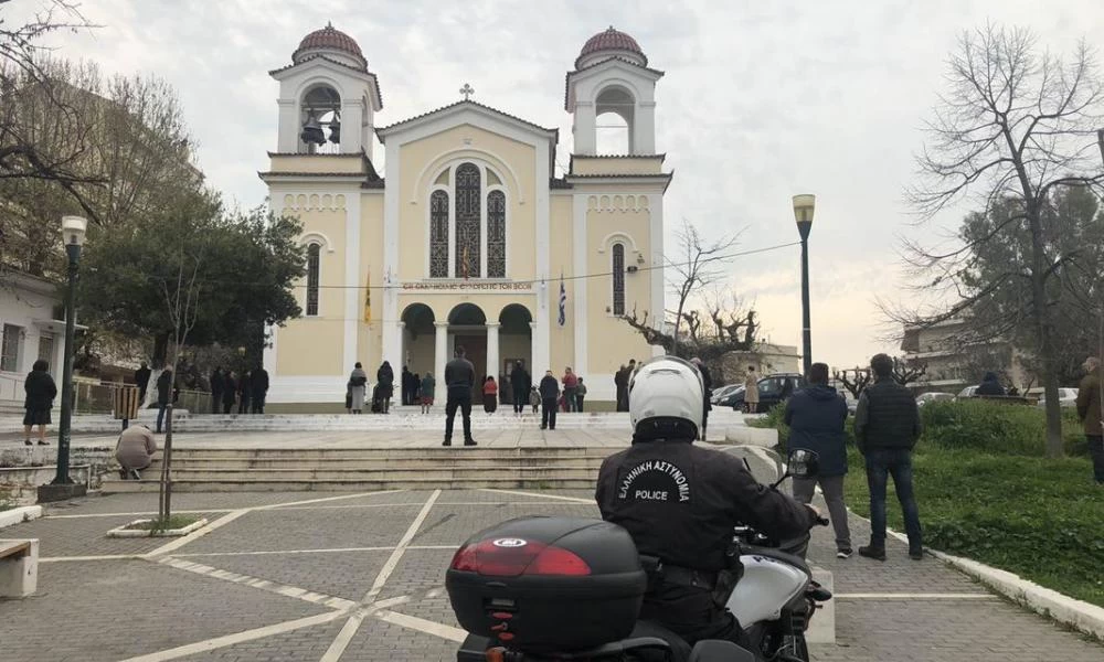 Αγρίνιο: Εν μέσω πανδημίας, ο κόσμος πήγε στην Αγία Τριάδα να εκκλησιαστεί (εικόνες)